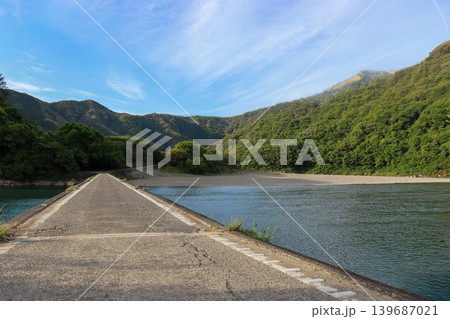 高知・四万十市の新緑に包まれる三里沈下橋 139687021