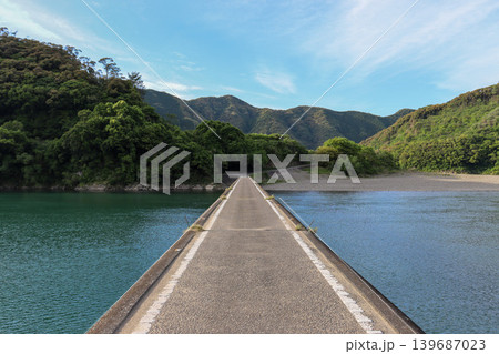 高知・四万十市の新緑に包まれる三里沈下橋 高知・四万十市の新緑に包まれる三里沈下橋 139687023