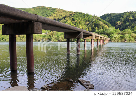 高知・四万十市の新緑に包まれる三里沈下橋 139687024