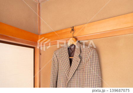 長押にフックを掛ける 長押に服を吊るす 長押にフックを掛ける 長押に服を吊るす 139687075
