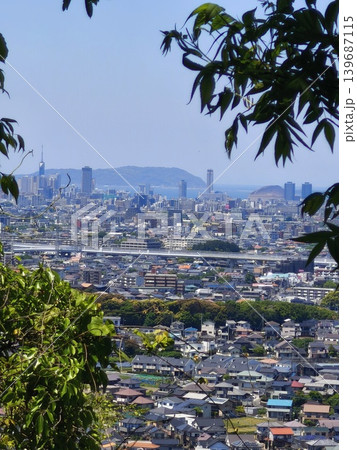 新緑越しに望む福岡市街の眺望 139687115