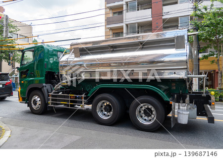 街中を走行する大型のタンクローリー車 街中を走行する大型のタンクローリー車 139687146