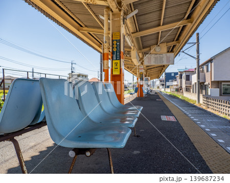流鉄流山線・小金城趾駅の1面2線ホームとベンチ 流鉄流山線・小金城趾駅の1面2線ホームとベンチ 139687234