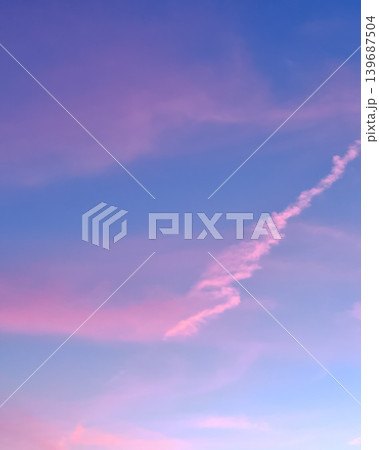夕空に浮かぶ飛行機雲 夕空に浮かぶ飛行機雲 139687504
