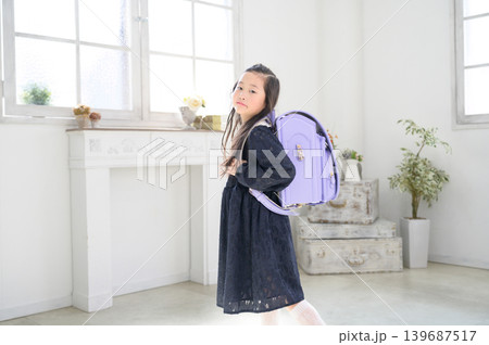 ランドセルを背負って振り向く日本人の女の子 139687517
