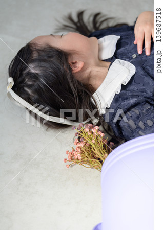 床に寝転び微笑む日本人の女の子 139687518