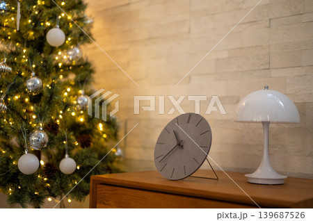 クリスマスツリーとインテリアのあるリビング クリスマスツリーとインテリアのあるリビング 139687526