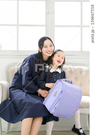 ランドセルを抱える日本人親子 139687558