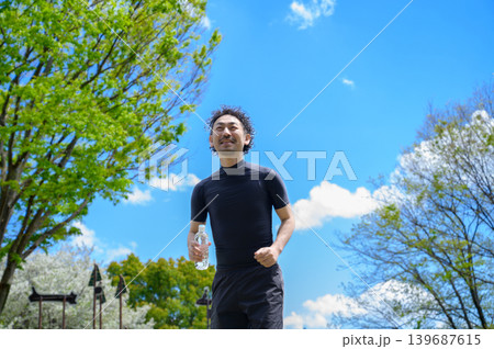 ペットボトルを持つスポーツウェアを着た日本人男性 139687615