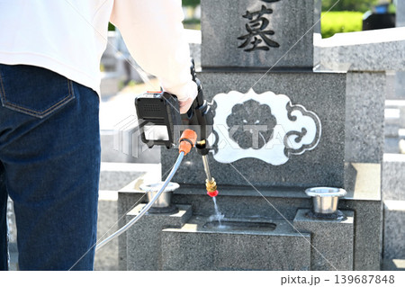 高圧洗浄機でお墓掃除をするシニア 139687848