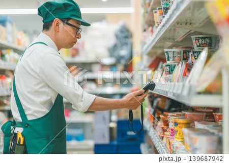 supermarket 139687942