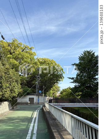 川沿いの道の風景 川沿いの道の風景 139688183