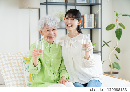 ミネラルウォーターを飲むシニアとミドルの女性 ミネラルウォーターを飲むシニアとミドルの女性 139688188