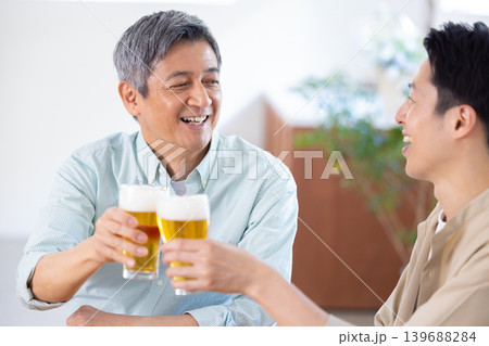 家族　ビールを飲む父と息子 139688284