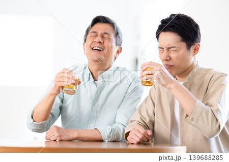 家族 ビールを飲む父と息子 家族 ビールを飲む父と息子 139688285
