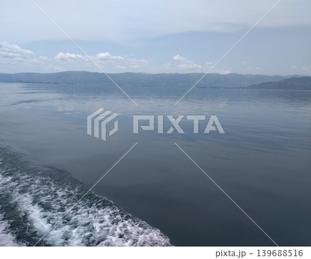 湖面を行く船の推進波 湖面を行く船の推進波 139688516