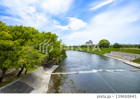 筑後市に流れる矢部川と新緑の中の島公園 筑後市に流れる矢部川と新緑の中の島公園 139688645