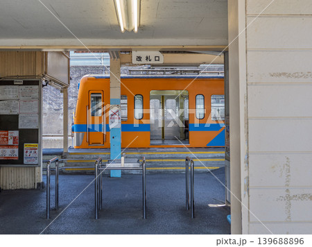 流鉄流山線・流山駅の簡素な改札口と停車中の列車 流鉄流山線・流山駅の簡素な改札口と停車中の列車 139688896
