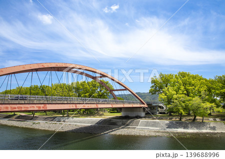 福岡県筑後市に流れる矢部川と船小屋温泉大橋 139688996