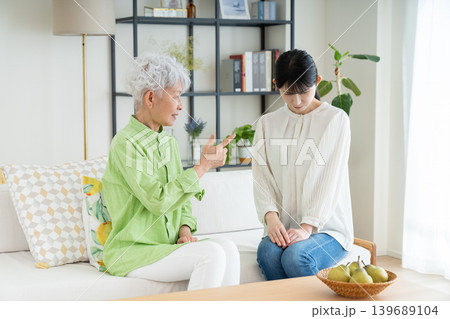 ミドルの娘に説教をするシニアの母親 ミドルの娘に説教をするシニアの母親 139689104