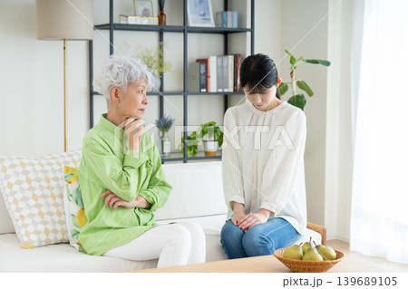 ミドルの娘に説教をするシニアの母親 ミドルの娘に説教をするシニアの母親 139689105