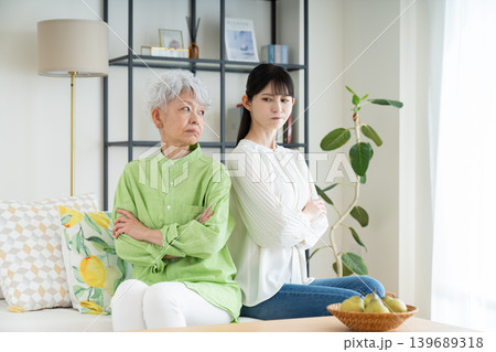 親子喧嘩するシニアの母親とミドルの娘 親子喧嘩するシニアの母親とミドルの娘 139689318