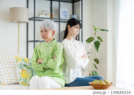 親子喧嘩するシニアの母親とミドルの娘 親子喧嘩するシニアの母親とミドルの娘 139689319