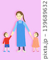 笑顔で手を繋ぐ若い女性と男の子と女の子 139689632