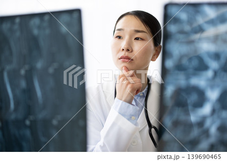 レントゲン画像を見る白衣を着た日本人女性医師 レントゲン画像を見る白衣を着た日本人女性医師 139690465