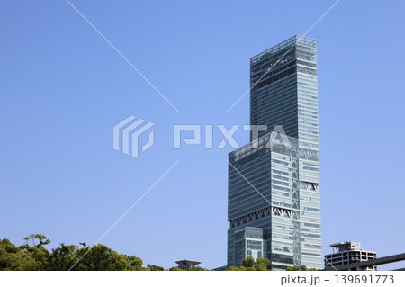 下から見上げた大阪のあべのハルカス 下から見上げた大阪のあべのハルカス 139691773