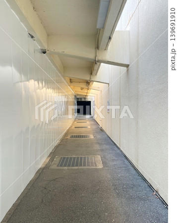 工事のフェンスで仕切られた通路 工事のフェンスで仕切られた通路 139691910