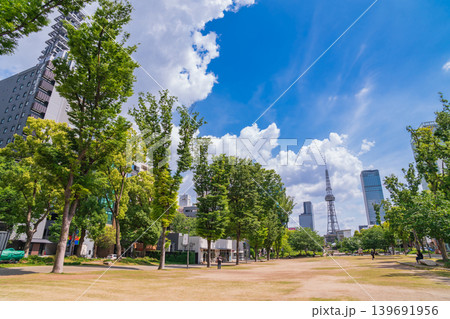 久屋大通パーク、中部電力ミライタワーの見える風景〈愛知県名古屋市〉 139691956
