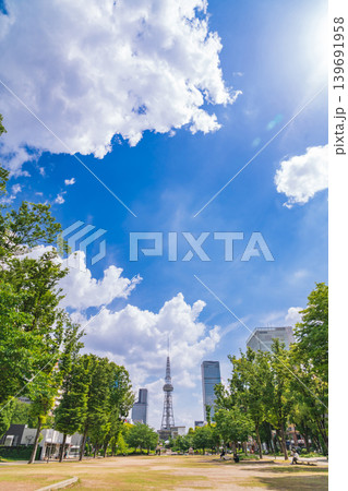 久屋大通パーク、中部電力ミライタワーの見える風景〈愛知県名古屋市〉 久屋大通パーク、中部電力ミライタワーの見える風景〈愛知県名古屋市〉 139691958