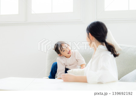女の子とお母さん 女の子とお母さん 139692192