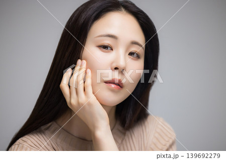 頬に手を当てる若い女性 頬に手を当てる若い女性 139692279