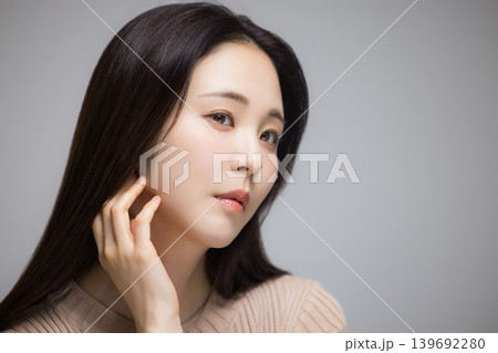 頬に手を当てる若い女性 頬に手を当てる若い女性 139692280