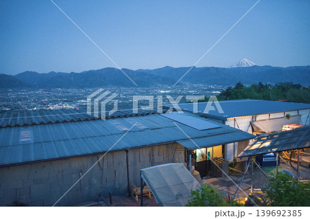 夜景と富士山、山小屋 夜景と富士山、山小屋 139692385