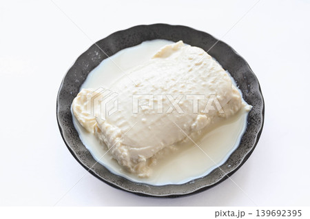 黒い皿に盛り付けられた濃厚なおぼろ豆腐 139692395