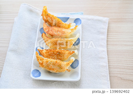 皿に盛り付けられた焼き餃子 皿に盛り付けられた焼き餃子 139692402