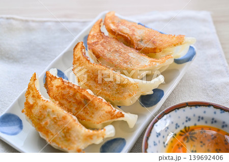 皿に盛り付けられた焼き餃子 139692406