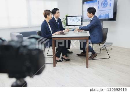 オフィスで動画を撮影する 139692416