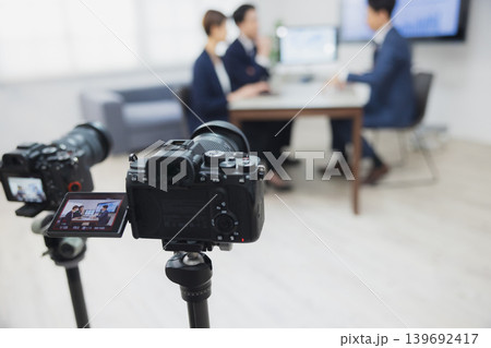 オフィスで動画を撮影する オフィスで動画を撮影する 139692417