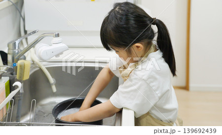 料理のお手伝いでお米を研ぐ子供 料理のお手伝いでお米を研ぐ子供 139692439