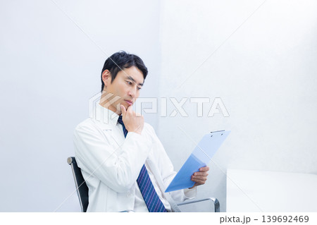 診察室の医師 139692469