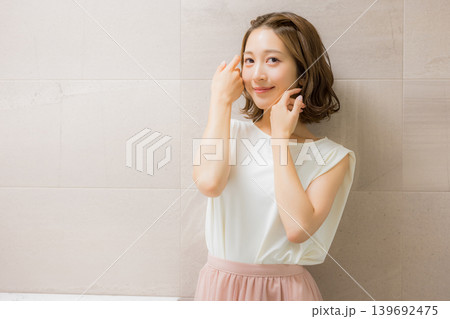 鏡を見る若い女性　 139692475