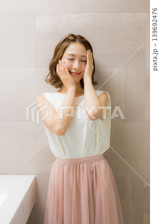 鏡を見る若い女性　 139692476