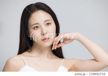 ビューティーモデルの若い女性　   139692538