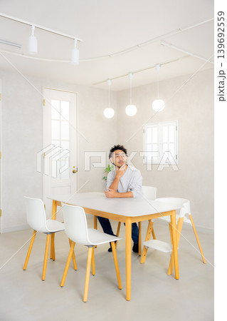 キッチンに立つ男性 139692559
