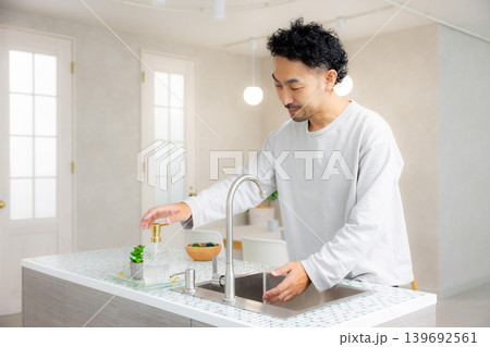 キッチンに立つ男性 キッチンに立つ男性 139692561