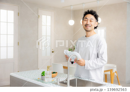 キッチンに立つ男性 139692563